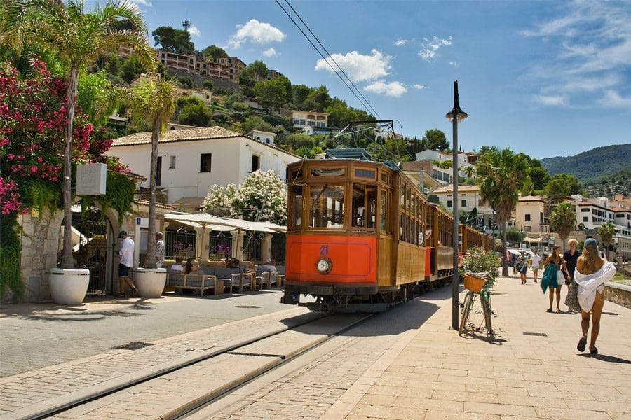 The tram from Sóller to Port de Sóller in Mallorca - Palmallorca.com - Mallorca Community