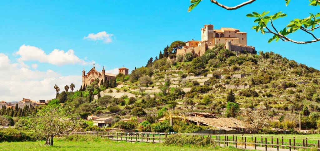 We visit Artá in Mallorca, the beautiful, historic, and somewhat mysterious village in the northeastern corner of the island. Palmallorca.com - Mallorca Community