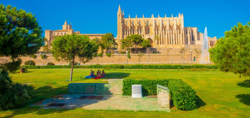 Explore the beautiful parks in Palma for a relaxing experience. Visit Palma. Palmallorca.com - Mallorca Community