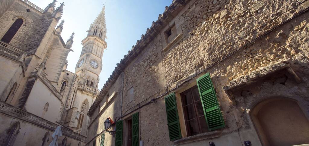 What to see and do in Manacor? Come along to Mallorca's second-largest city, offering spectacular natural experiences, artificial pearls, a tennis hero, and historical cultural heritage. Palmalllorca.com - Mallorca Community