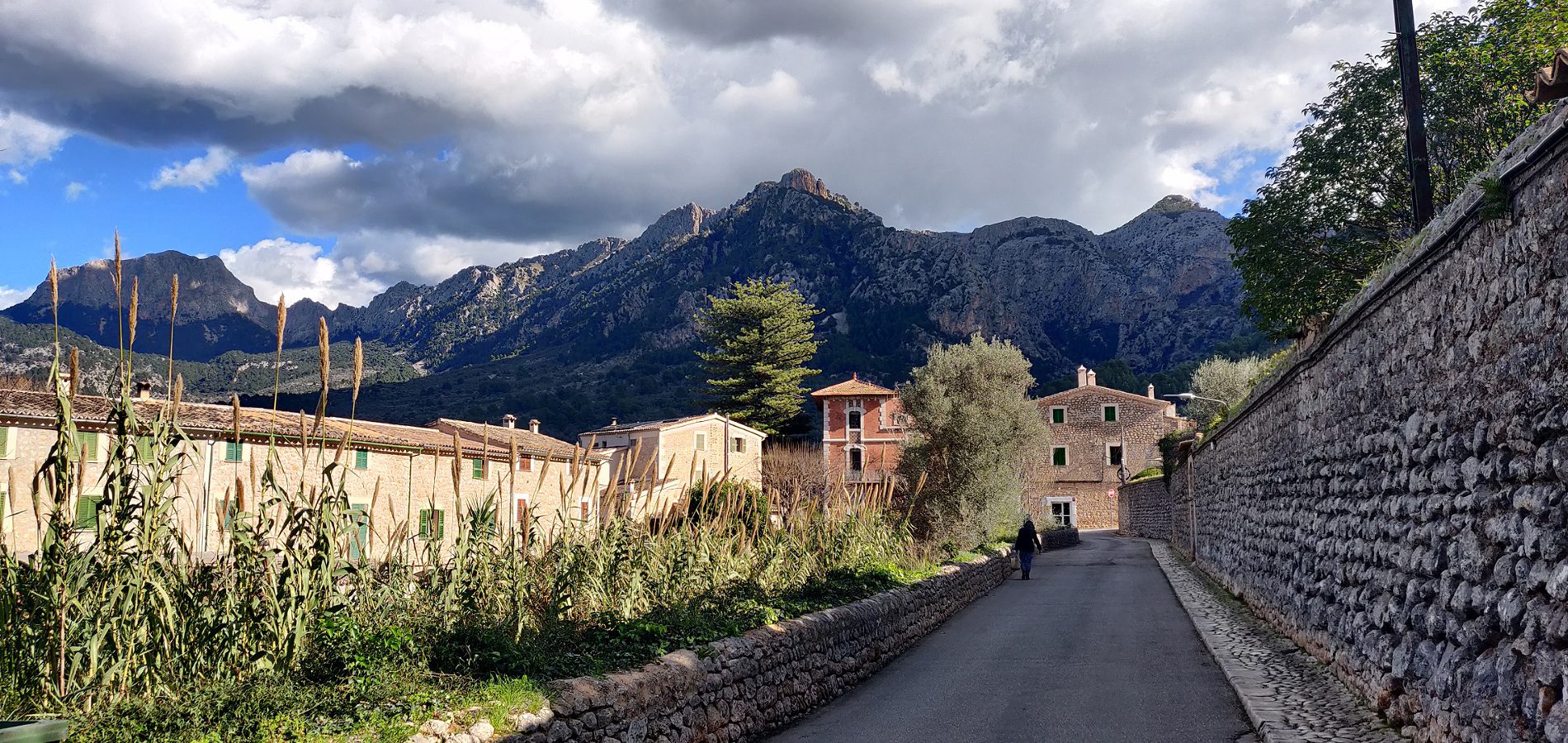 Exploring Biniaraix in Mallorca